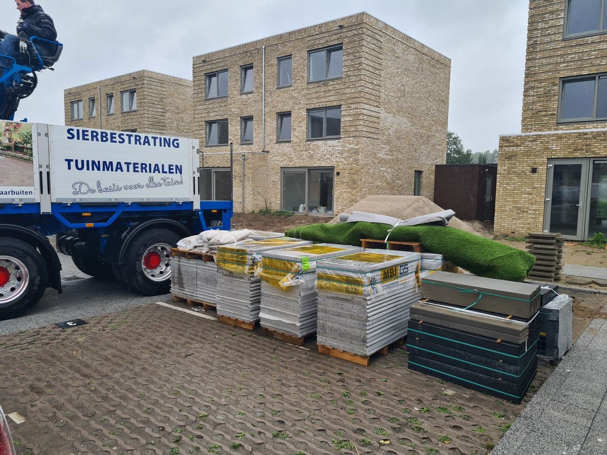 Eigen bedrijfswagen met aanvoer van sierbestrating en tuinmaterialen
