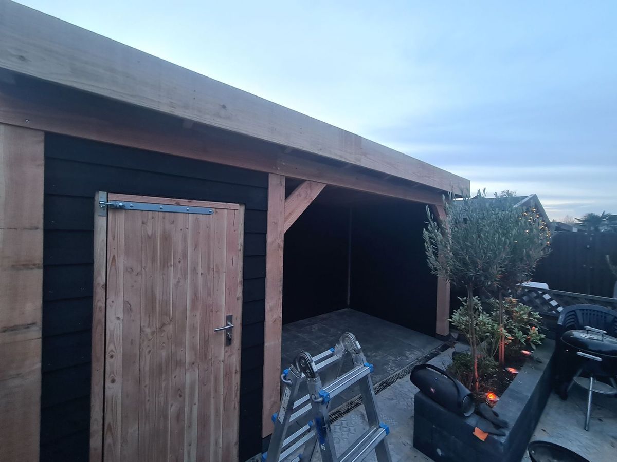 Afgewerkte houten tuinberging