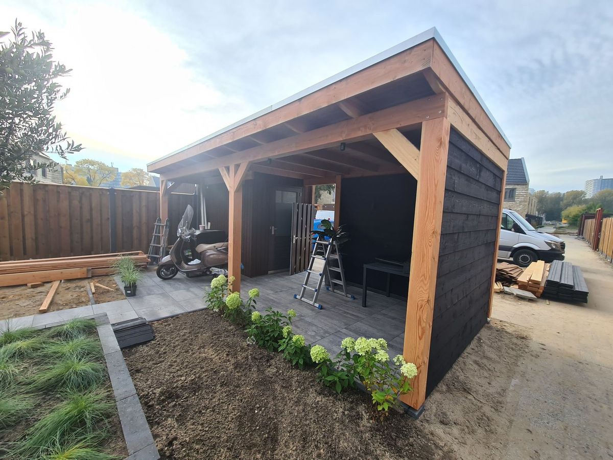Houten overkapping in aanbouw bij een nieuwbouwwoning
