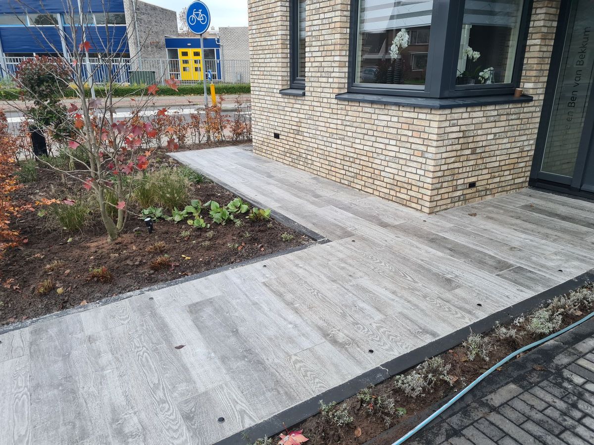 Vlonderpad langs de gevel van een woning